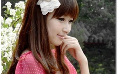 被吊起来张开腿供人玩弄